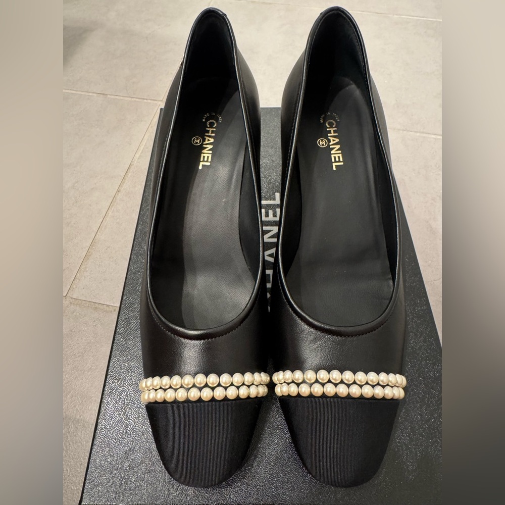CHANEL 20P Black Lambskin Pearl Cap Toe CC Pumps Heels 39 (US 8.5) - Picture 4 of 10